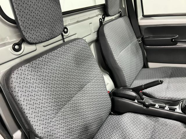 キャリイトラックＫＣエアコン・パワステ　ＭＴ車／走行２６６４３キロ／ラジオ１年保証距離無制限　走行距離２６６４３キロ　５速ＭＴ　ＦＭＡＭラジオ　純正フロアマット　荷台作業灯　マニュアルエアコン　スペアキー（埼玉県）の中古車