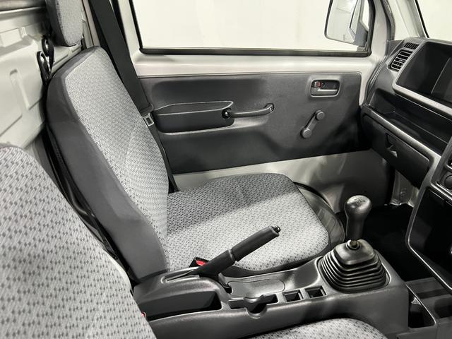 キャリイトラックＫＣエアコン・パワステ　ＭＴ車／走行２６６４３キロ／ラジオ１年保証距離無制限　走行距離２６６４３キロ　５速ＭＴ　ＦＭＡＭラジオ　純正フロアマット　荷台作業灯　マニュアルエアコン　スペアキー（埼玉県）の中古車