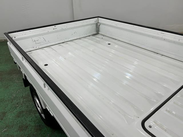 キャリイトラックKCスペシャル 走行23271キロ/LEDヘッドランプ1年保証距離無制限 走行距離23271キロ FMAMラジオ フロアマット 助手席エアバッグ LEDヘッドランプ キーレスエントリー マニュアルエアコン(埼玉県)の中古車