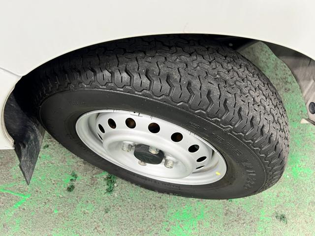 キャリイトラックKCスペシャル 走行23271キロ/LEDヘッドランプ1年保証距離無制限 走行距離23271キロ FMAMラジオ フロアマット 助手席エアバッグ LEDヘッドランプ キーレスエントリー マニュアルエアコン(埼玉県)の中古車