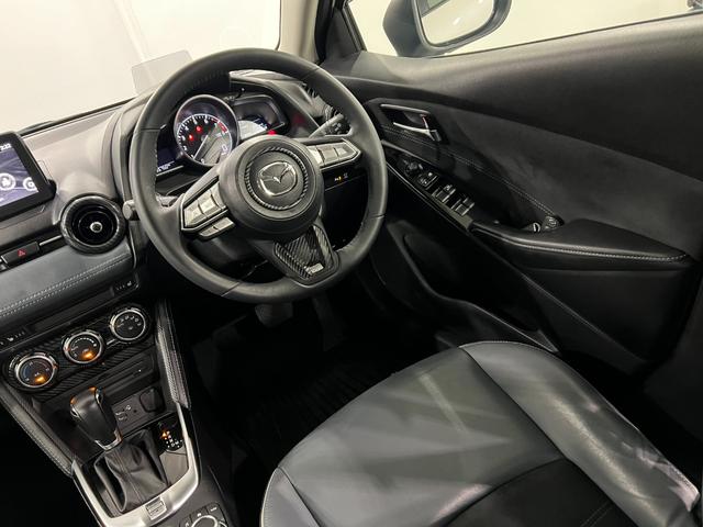 MAZDA215S Lパッケージ 走行65750キロ/全周囲カメラ1年保証距離無制限 走行距離65750キロ 全周囲カメラ ブルートゥース 純正マット サイドエアバッグ クリアランスソナー アイドリングストップ 電動格納式ドアミラー(埼玉県)の中古車