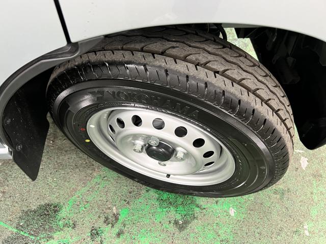 ハイゼットカーゴＤＸ　走行６キロ／クリアランスソナー一年保証・走行距離無制限　走行６キロ　助手席エアバック　オートライト　　クリアランスソナー　アイドリングストップ　純正カーペットマット（埼玉県）の中古車