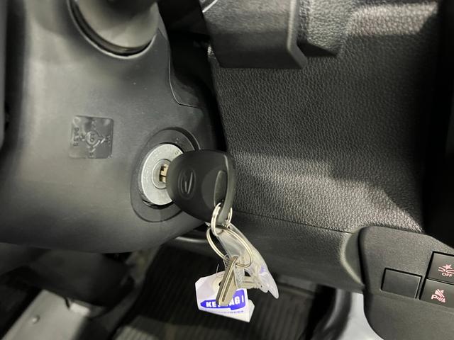 ハイゼットカーゴＤＸ　走行２１６５キロ／クリアランスソナー一年保証・走行距離無制限　走行２１６５キロ　助手席エアバック　オートライト　　クリアランスソナー　アイドリングストップ　純正カーペットマット（埼玉県）の中古車