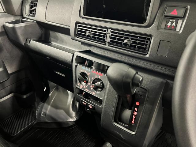 ハイゼットカーゴＤＸ　走行２１６５キロ／クリアランスソナー一年保証・走行距離無制限　走行２１６５キロ　助手席エアバック　オートライト　　クリアランスソナー　アイドリングストップ　純正カーペットマット（埼玉県）の中古車