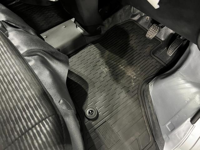 ハイゼットカーゴＤＸ　走行２１６５キロ／クリアランスソナー一年保証・走行距離無制限　走行２１６５キロ　助手席エアバック　オートライト　　クリアランスソナー　アイドリングストップ　純正カーペットマット（埼玉県）の中古車