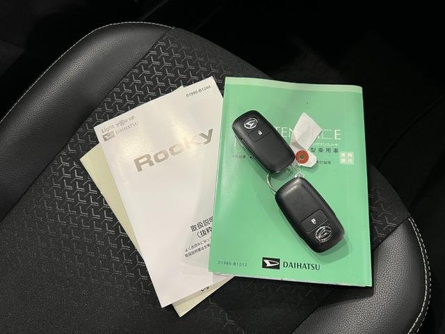 ロッキープレミアムG 走行52458キロ/LEDヘッドランプ/マット1年保証距離無制限 走行距離52458キロ 純正マット サイドエアバッグ LEDヘッドランプ アイドリングストップ シートヒーター オート格納式ドアミラー 電動パーキングブレーキ キーフリー(埼玉県)の中古車