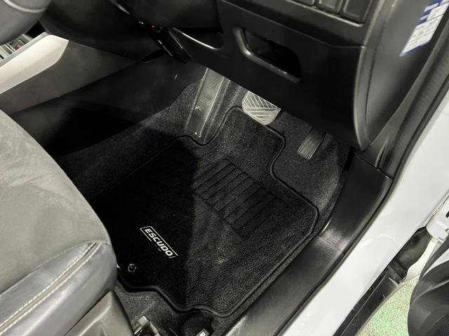 エスクードベースグレード 4WD/走行58032キロ/フルセグナビ1年保証距離無制限 走行距離58032キロ フルセグナビ バックカメラ ブルートゥース 純正マット 助手席エアバッグ オートライト HIDヘッドランプ アイドリングストップ シートヒーター(埼玉県)の中古車
