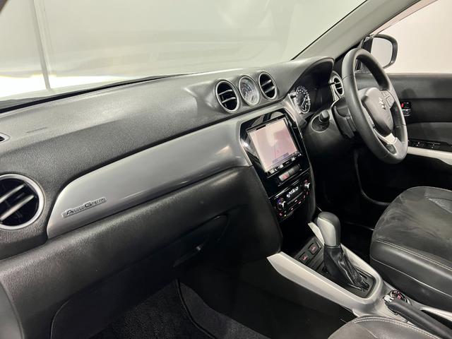 エスクードベースグレード 4WD/走行58032キロ/フルセグナビ1年保証距離無制限 走行距離58032キロ フルセグナビ バックカメラ ブルートゥース 純正マット 助手席エアバッグ オートライト HIDヘッドランプ アイドリングストップ シートヒーター(埼玉県)の中古車