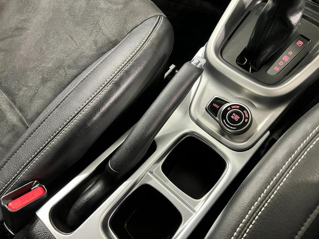 エスクードベースグレード 4WD/走行58032キロ/フルセグナビ1年保証距離無制限 走行距離58032キロ フルセグナビ バックカメラ ブルートゥース 純正マット 助手席エアバッグ オートライト HIDヘッドランプ アイドリングストップ シートヒーター(埼玉県)の中古車