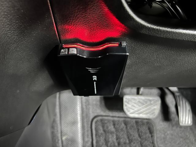 エスクードベースグレード 4WD/走行58032キロ/フルセグナビ1年保証距離無制限 走行距離58032キロ フルセグナビ バックカメラ ブルートゥース 純正マット 助手席エアバッグ オートライト HIDヘッドランプ アイドリングストップ シートヒーター(埼玉県)の中古車