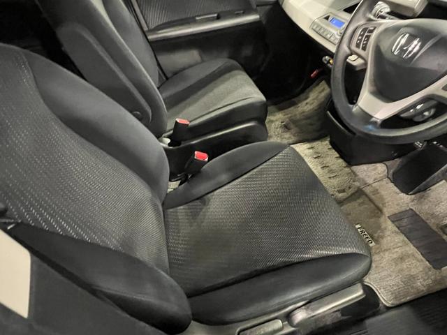 フリードハイブリッドジャストセレクション 走行68658キロ/ナビ/後席モニター1年保証距離無制限 走行距離68658キロ ワンセグナビ バックカメラ 後席モニター 純正マット 助手席エアバッグ オートライト HIDヘッドランプ 両側電動スライドドア 電動格納式ドアミラー(埼玉県)の中古車