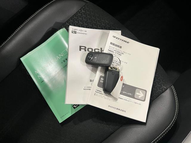 ロッキープレミアムＧ　走行１０７５３キロ／純正フルセグナビ／ドラレコ１年保証距離無制限　走行距離１０７５３キロ　純正フルセグナビ　パノラマモニター　ドラレコ　純正マット　サイドエアバッグ　ＬＥＤヘッドランプ　アイドリングストップシートヒーター　オート格納式ドアミラー（埼玉県）の中古車