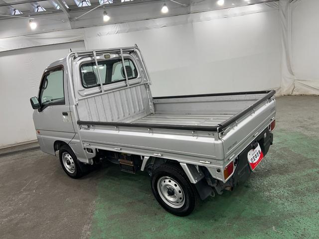 サンバートラックTC−SC 走行80227キロ/4WD/車検整備付/ナビ一年保証・走行距離無制限走行80227キロ フルセグナビ ブルートゥース 助手席エアバック 4WD 車検整備付 キーレス(埼玉県)の中古車
