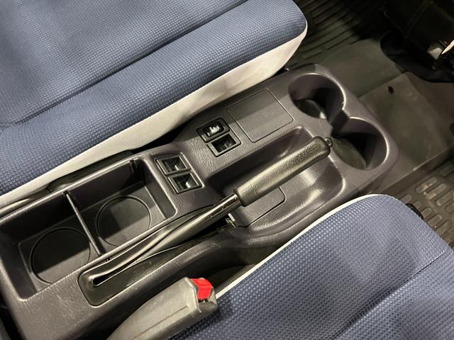 サンバートラックTC−SC 走行80227キロ/4WD/車検整備付/ナビ一年保証・走行距離無制限走行80227キロ フルセグナビ ブルートゥース 助手席エアバック 4WD 車検整備付 キーレス(埼玉県)の中古車