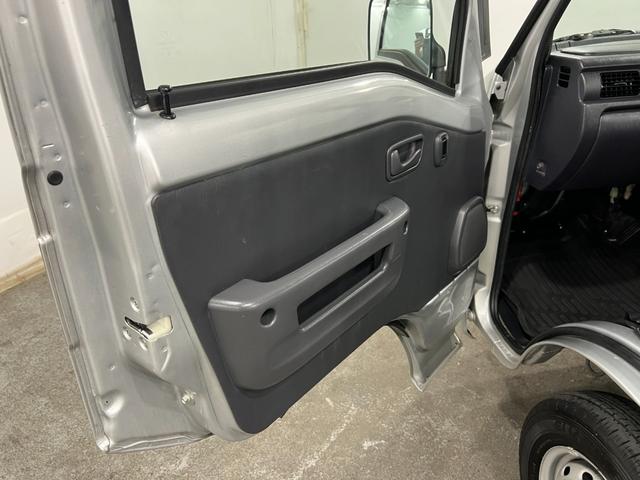 サンバートラックTC−SC 走行80227キロ/4WD/車検整備付/ナビ一年保証・走行距離無制限走行80227キロ フルセグナビ ブルートゥース 助手席エアバック 4WD 車検整備付 キーレス(埼玉県)の中古車