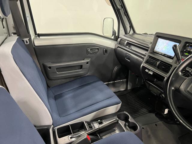 サンバートラックTC−SC 走行80227キロ/4WD/車検整備付/ナビ一年保証・走行距離無制限走行80227キロ フルセグナビ ブルートゥース 助手席エアバック 4WD 車検整備付 キーレス(埼玉県)の中古車