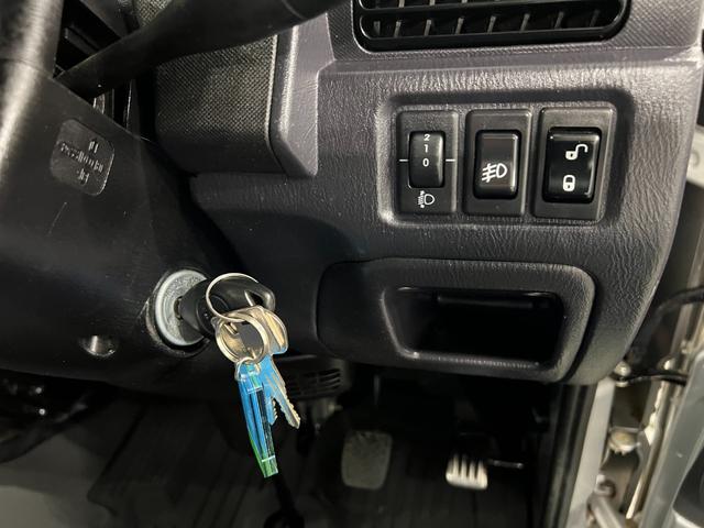 サンバートラックTC−SC 走行80227キロ/4WD/車検整備付/ナビ一年保証・走行距離無制限走行80227キロ フルセグナビ ブルートゥース 助手席エアバック 4WD 車検整備付 キーレス(埼玉県)の中古車