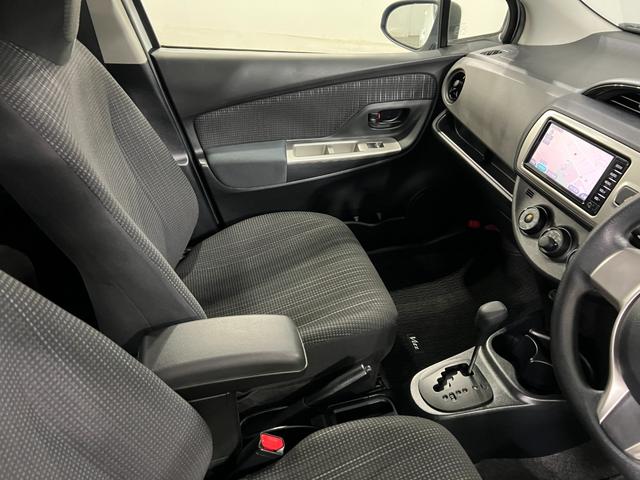 ヴィッツＦ　走行４３２４０キロ／車検整備付／ワンセグナビ１年保証・走行距離無制限　助手席エアバック　ＥＴＣ　純正カーペットマット　ブルートゥース　ドラレコ　ＬＥＤヘッドライト（埼玉県）の中古車