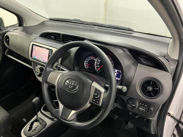 ヴィッツＦ　走行４３２４０キロ／車検整備付／ワンセグナビ１年保証・走行距離無制限　助手席エアバック　ＥＴＣ　純正カーペットマット　ブルートゥース　ドラレコ　ＬＥＤヘッドライト（埼玉県）の中古車