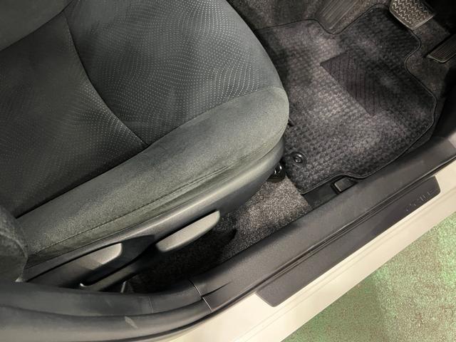プリウスS 車検整備付/走行27630キロ/ナビ/バックカメラ1年保証距離無制限 走行距離27630キロ フルセグナビ バックカメラ ブルートゥース 純正マット サイドエアバッグ オートライト HIDヘッドランプ 電動格納式ドアミラー(埼玉県)の中古車