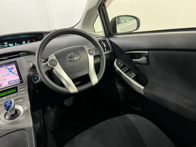 プリウスS 車検整備付/走行27630キロ/ナビ/バックカメラ1年保証距離無制限 走行距離27630キロ フルセグナビ バックカメラ ブルートゥース 純正マット サイドエアバッグ オートライト HIDヘッドランプ 電動格納式ドアミラー(埼玉県)の中古車