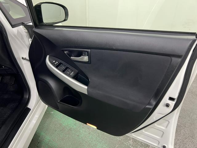 プリウスS 車検整備付/走行27630キロ/ナビ/バックカメラ1年保証距離無制限 走行距離27630キロ フルセグナビ バックカメラ ブルートゥース 純正マット サイドエアバッグ オートライト HIDヘッドランプ 電動格納式ドアミラー(埼玉県)の中古車