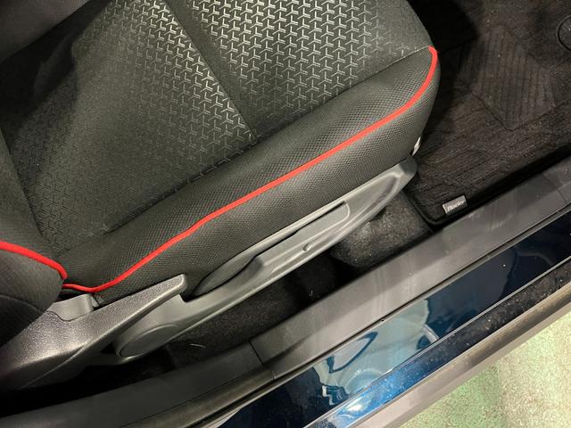 ロッキーX HEV 走行23キロ/LEDヘッドランプ/純正マット1年保証距離無制限 走行距離23キロ 純正マット サイドエアバッグ クリアランスソナー オートライト LEDヘッドランプ オート格納式ドアミラー 電動パーキングブレーキ(埼玉県)の中古車