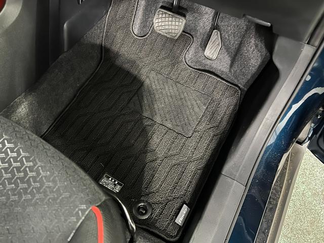 ロッキーX HEV 走行23キロ/LEDヘッドランプ/純正マット1年保証距離無制限 走行距離23キロ 純正マット サイドエアバッグ クリアランスソナー オートライト LEDヘッドランプ オート格納式ドアミラー 電動パーキングブレーキ(埼玉県)の中古車