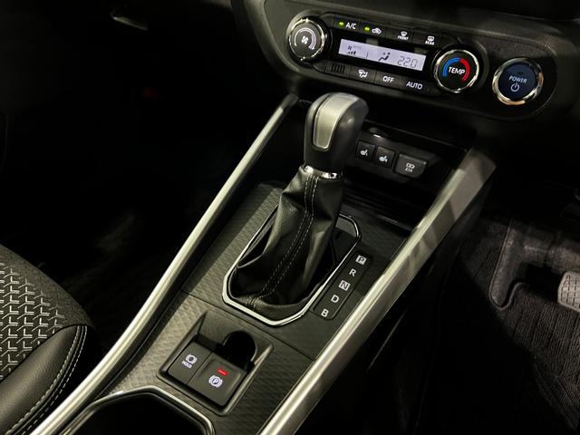 ロッキープレミアムＧ　ＨＥＶ　走行１１８８２キロ　衝突回避支援１年保証・走行距離無制限　クリアランスソナー　サイドエアバック　オートマチックハイビーム　オートライト　ＬＥＤヘッドライト　シートヒーター（埼玉県）の中古車