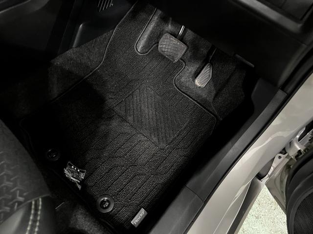 ロッキープレミアムＧ　ＨＥＶ　走行１１８８２キロ　衝突回避支援１年保証・走行距離無制限　クリアランスソナー　サイドエアバック　オートマチックハイビーム　オートライト　ＬＥＤヘッドライト　シートヒーター（埼玉県）の中古車
