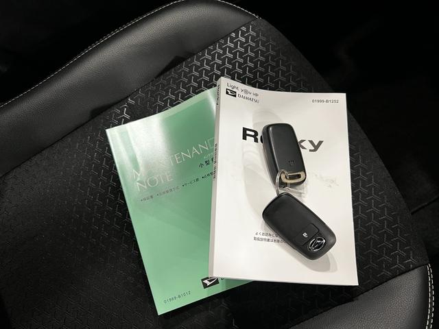 ロッキープレミアムＧ　ＨＥＶ　走行１１８８２キロ　衝突回避支援１年保証・走行距離無制限　クリアランスソナー　サイドエアバック　オートマチックハイビーム　オートライト　ＬＥＤヘッドライト　シートヒーター（埼玉県）の中古車