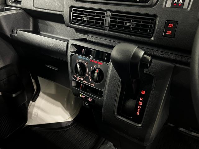 ハイゼットカーゴＤＸ　走行２５５１５キロ／ＣＤチューナー／４ＷＤ／オートマ一年保証・走行距離無制限　クリアランスソナー　オートライト　アイドリングストップ　４ＷＤ　ＣＤチューナー　キーレス　純正マット（埼玉県）の中古車