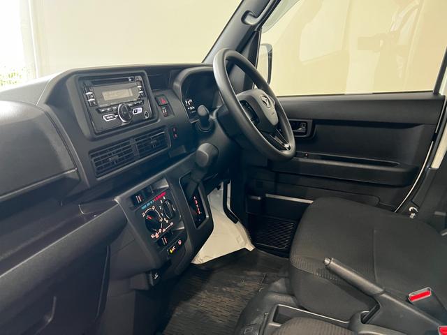 ハイゼットカーゴＤＸ　走行２５５１５キロ／ＣＤチューナー／４ＷＤ／オートマ一年保証・走行距離無制限　クリアランスソナー　オートライト　アイドリングストップ　４ＷＤ　ＣＤチューナー　キーレス　純正マット（埼玉県）の中古車