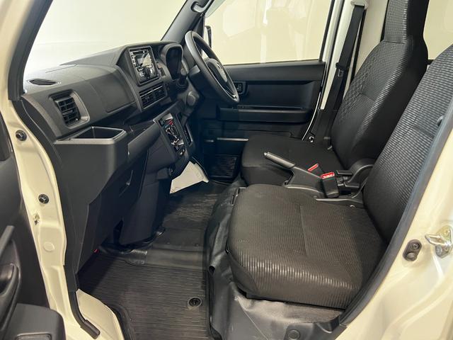ハイゼットカーゴＤＸ　走行２５５１５キロ／ＣＤチューナー／４ＷＤ／オートマ一年保証・走行距離無制限　クリアランスソナー　オートライト　アイドリングストップ　４ＷＤ　ＣＤチューナー　キーレス　純正マット（埼玉県）の中古車