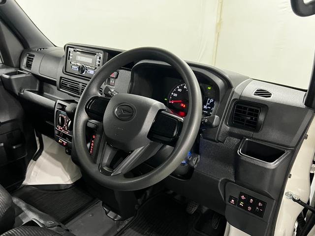 ハイゼットカーゴＤＸ　走行２５５１５キロ／ＣＤチューナー／４ＷＤ／オートマ一年保証・走行距離無制限　クリアランスソナー　オートライト　アイドリングストップ　４ＷＤ　ＣＤチューナー　キーレス　純正マット（埼玉県）の中古車