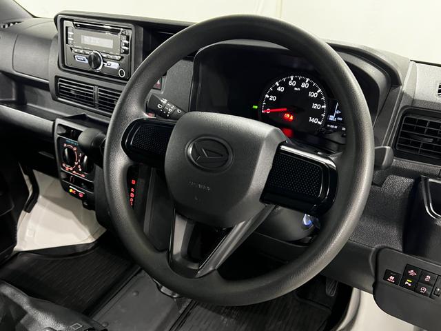 ハイゼットカーゴＤＸ　走行２５５１５キロ／ＣＤチューナー／４ＷＤ／オートマ一年保証・走行距離無制限　クリアランスソナー　オートライト　アイドリングストップ　４ＷＤ　ＣＤチューナー　キーレス　純正マット（埼玉県）の中古車