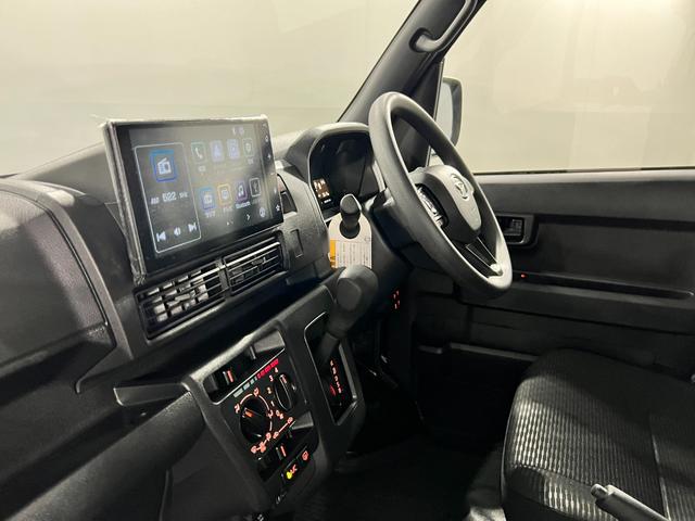 ハイゼットカーゴDX 走行3517キロ/ディスプレイオーディオ/バックカメラ一年保証・走行距離無制限 ディスプレイオーディオ Bluetooth バックカメラ クリアランスソナー LEDヘッドライト 純正マット 両側スライドドア(埼玉県)の中古車