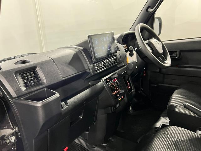ハイゼットカーゴDX 走行3517キロ/ディスプレイオーディオ/バックカメラ一年保証・走行距離無制限 ディスプレイオーディオ Bluetooth バックカメラ クリアランスソナー LEDヘッドライト 純正マット 両側スライドドア(埼玉県)の中古車