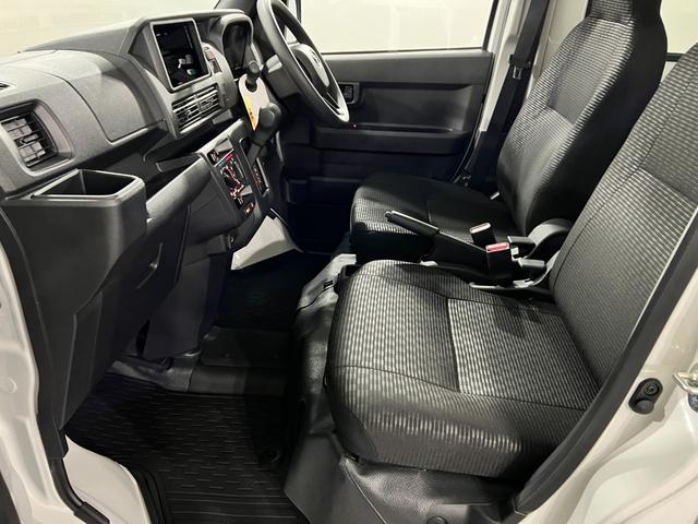 ハイゼットカーゴＤＸ　走行１０５６キロ／クリアランスソナーＲ８年式　禁煙車　ワンオーナー　一年保証・走行距離無制限　走行１０５６キロ　スマートアシスト　純正ゴムマット　クリアランスソナー　オートライト　アイドリングストップ　キーレス（埼玉県）の中古車