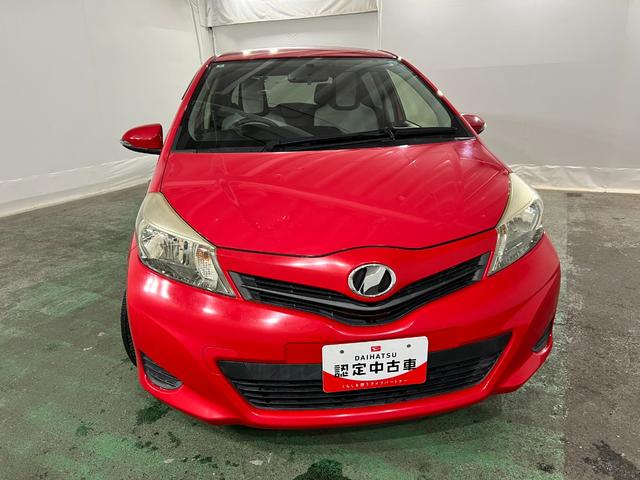 ヴィッツＦ　走行５２１３１キロ／ワンセグナビ／電動格納式ドアミラー１年保証距離無制限　走行距離５２１３１キロ　ワンセグナビ　バックカメラ　純正マット　助手席エアバッグ　電動格納式ドアミラー　キーレス（埼玉県）の中古車