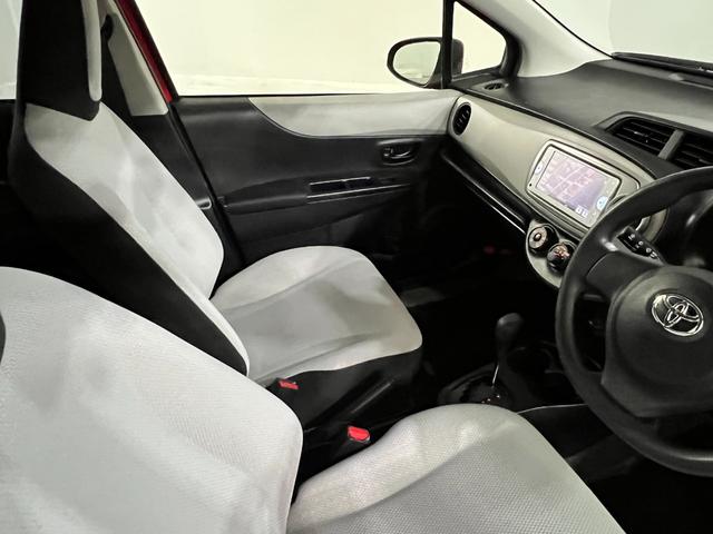 ヴィッツＦ　走行５２１３１キロ／ワンセグナビ／電動格納式ドアミラー１年保証距離無制限　走行距離５２１３１キロ　ワンセグナビ　バックカメラ　純正マット　助手席エアバッグ　電動格納式ドアミラー　キーレス（埼玉県）の中古車