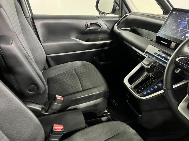 ノアハイブリッドＧ　走行１８３９０キロ／４ＷＤ／ナビ／Ｂカメラ一年保証・走行距離無制限　フルセグナビ　Ｂｌｕｅｔｏｏｔｈ　バックカメラ　ＥＴＣ　オートライト　ＬＥＤヘッドライト　両側電動スライドドア（埼玉県）の中古車