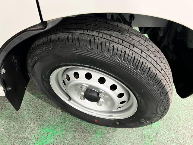 ハイゼットカーゴＤＸ　走行９２６１キロ／タイヤ４本交換／クリアランスソナー一年保証・走行距離無制限　助手席エアバック　クリアランスソナー　オートマチックハイビーム　オートライト　アイドリングストップ（埼玉県）の中古車