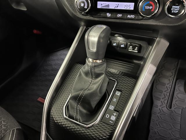 ロッキープレミアム　雹害／車検整備付／走行４３２８９キロ／９型ナビ純正フルセグナビ　パノラマモニター　ドラレコ　純正マット　サイドエアバッグ　ＬＥＤヘッドランプ　アイドリングストップ　シートヒーター　キーフリー　１年保証距離無制限　走行距離４３２８９キロ（東京都）の中古車