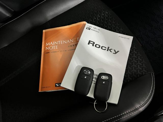 ロッキープレミアム　雹害／車検整備付／走行４３２８９キロ／９型ナビ純正フルセグナビ　パノラマモニター　ドラレコ　純正マット　サイドエアバッグ　ＬＥＤヘッドランプ　アイドリングストップ　シートヒーター　キーフリー　１年保証距離無制限　走行距離４３２８９キロ（東京都）の中古車