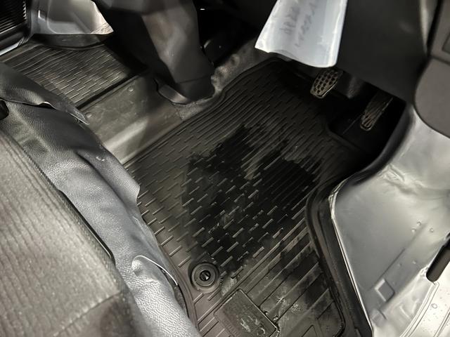 ハイゼットカーゴＤＸ　走行３１０６キロ／オートライト／純正フロアマット１年保証距離無制限　走行距離３１０６キロ　純正フロアマット　助手席エアバック　クリアランスソナー　オートライト　アイドリングストップ　両側スライドドア（埼玉県）の中古車