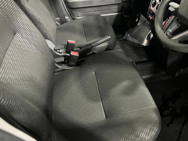 ハイゼットカーゴＤＸ　走行３１０６キロ／オートライト／純正フロアマット１年保証距離無制限　走行距離３１０６キロ　純正フロアマット　助手席エアバック　クリアランスソナー　オートライト　アイドリングストップ　両側スライドドア（埼玉県）の中古車