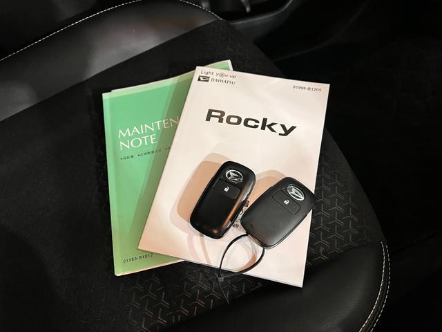 ロッキープレミアムG 走行44653キロ/4WD/車検整備付/ナビ一年保証・走行距離無制限 フルセグナビ Bluetooth 全周囲カメラ ドラレコ ETC クリアランスソナー オートライト LEDヘッドライト シートヒーター(埼玉県)の中古車