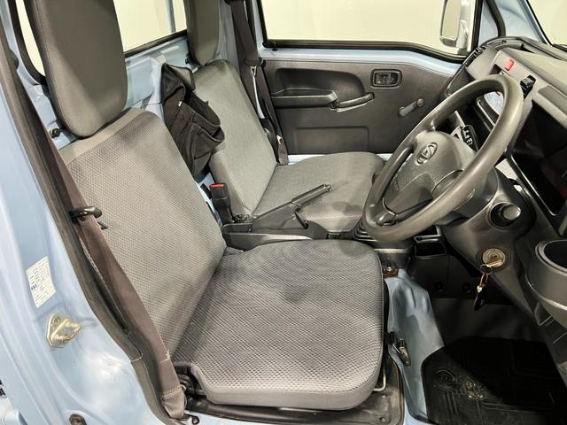 ハイゼットトラック 中古車 スタンダード　走行１３８５８４キロ／車検整備付／４ＷＤ一年保証・走行距離無制限　走行１３８５８４キロ　車検整備付　タイヤ２本交換　４ＷＤ　ＣＤチューナー　純正ゴムマット　キズ凹みあり