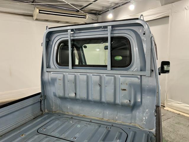 ハイゼットトラック 中古車 スタンダード　走行１３８５８４キロ／車検整備付／４ＷＤ一年保証・走行距離無制限　走行１３８５８４キロ　車検整備付　タイヤ２本交換　４ＷＤ　ＣＤチューナー　純正ゴムマット　キズ凹みあり